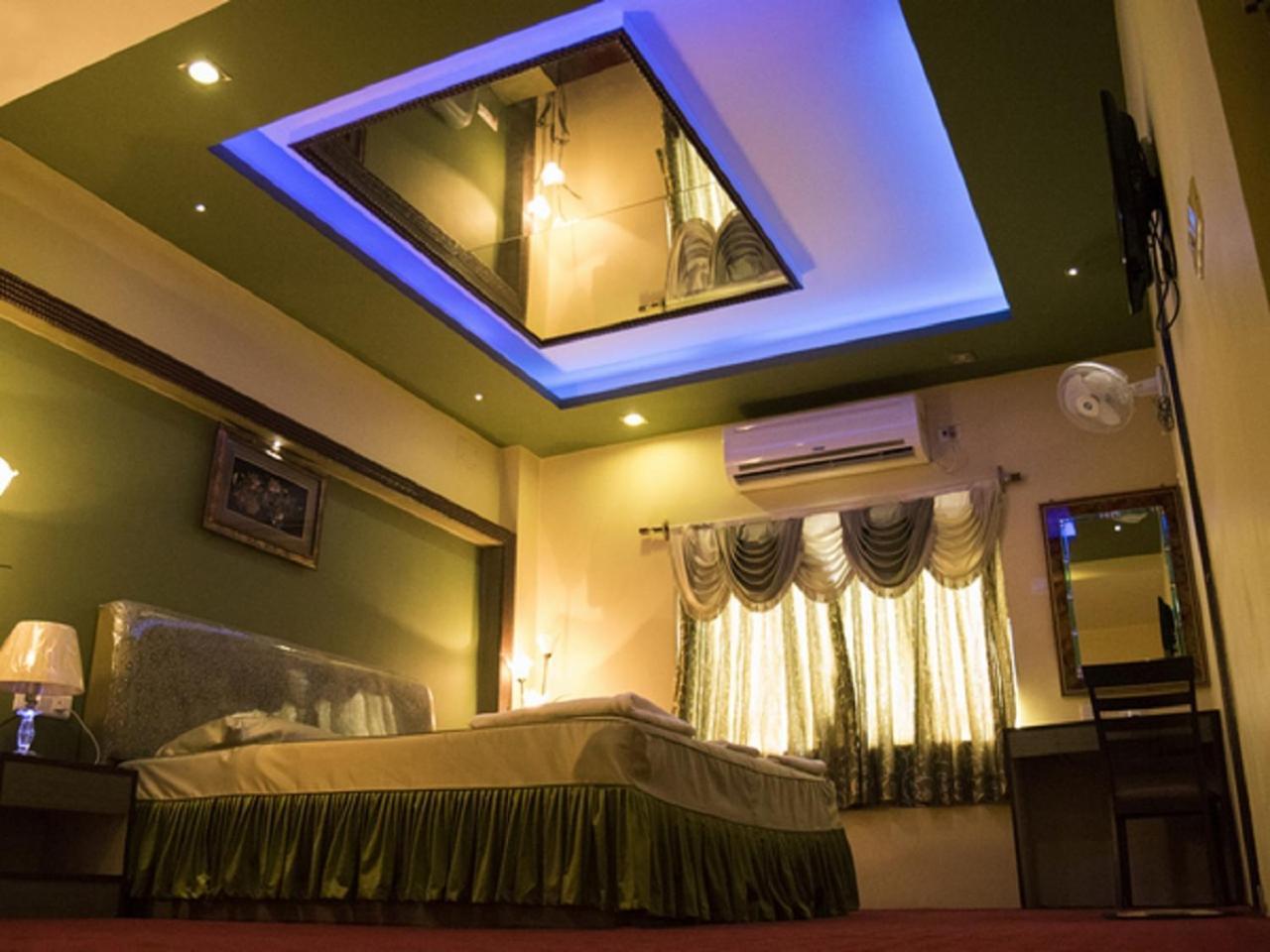 Hotel Sunshine Baharampur Buitenkant foto